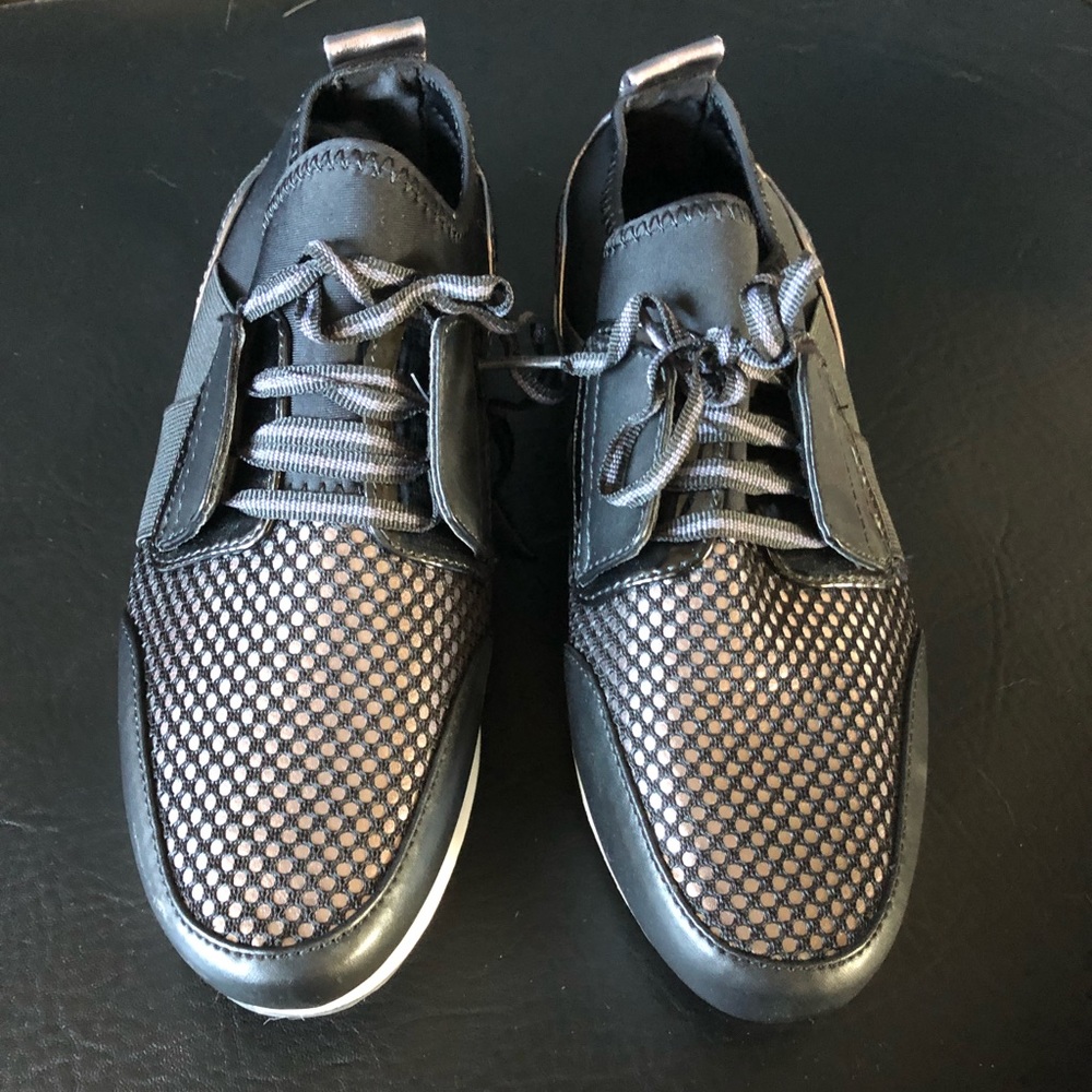 Tennis shoes